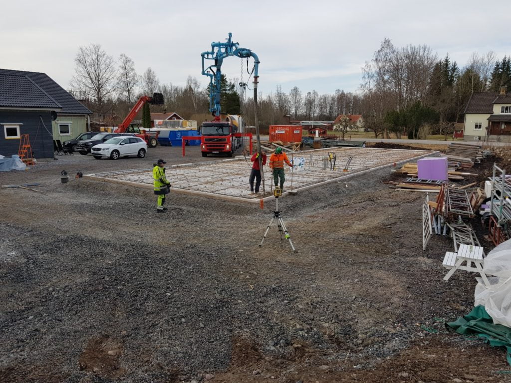Gjuter plattan för nytt hus