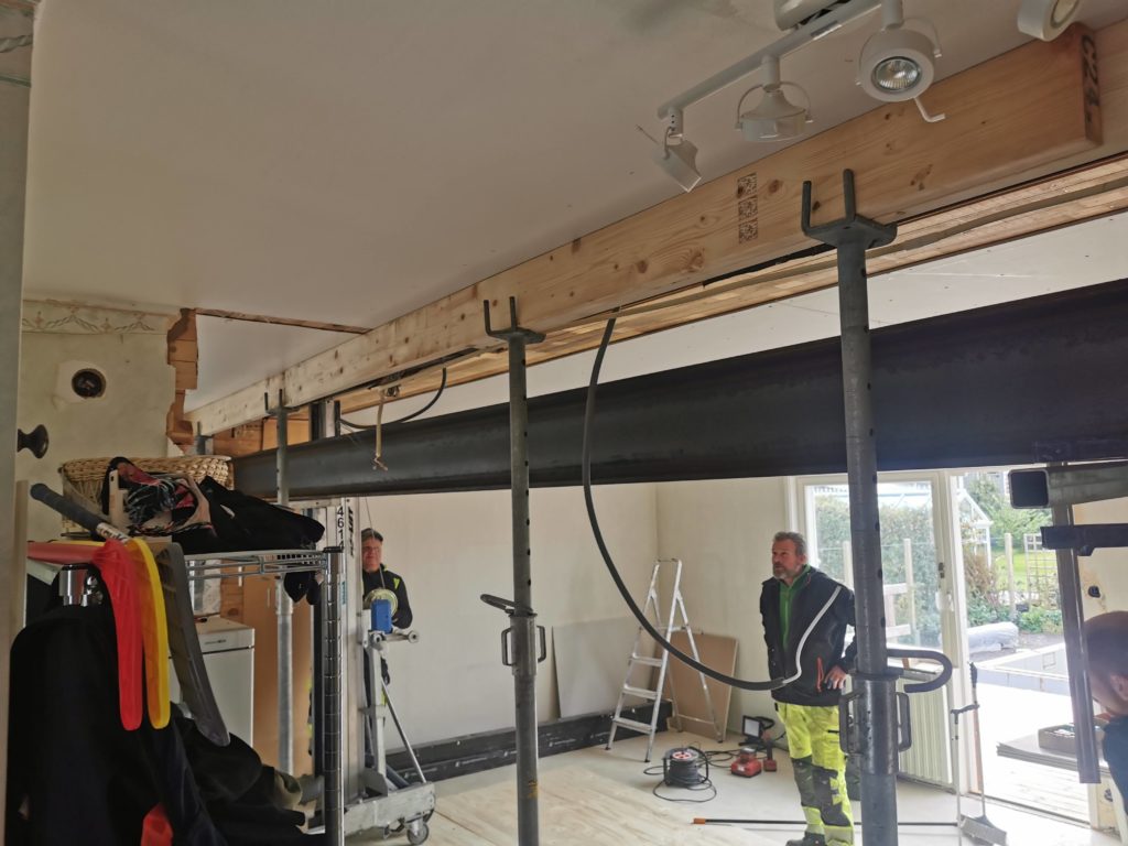 Montering en bärande balk för nytt hus